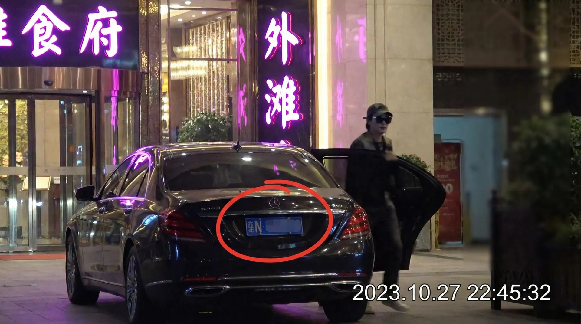 500彩票平台 - 豪车餐厅外偷拍